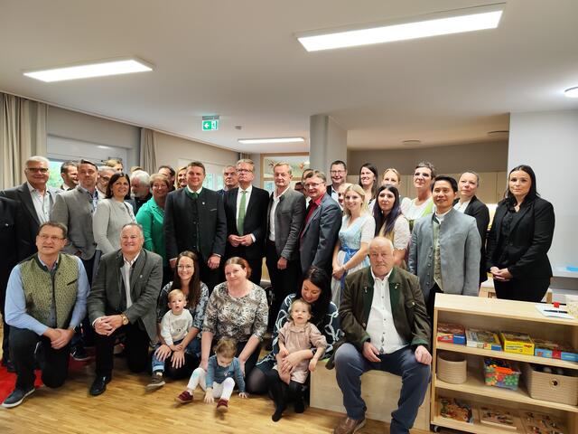 Viele Gäste genossen die fröhliche Eröffnungsfeier und Segnung der Gänseblümchengruppe. | Foto: Birgit Lichtenberger