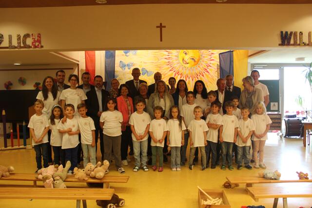 Die Volksschüler und Ehrengäste freuten sich über die vielen Besucher. | Foto: Huber