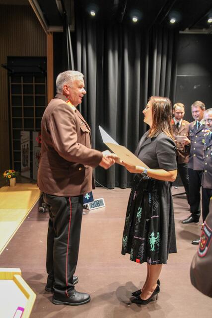 Sicherheitslandesrätin Astrid Mair gratulierte Alfons Gruber zur Ehrenmitgliedschaftund der goldenen Verdienstmedaille des Österreichischen Zivilschutzverbandes. | Foto: Fotos: LFV/Florian Jäger