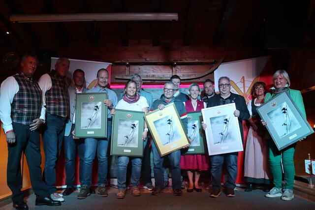 Das SCA-Vorstandsteam mit allen, die Förderabzeichen in Grün, Silber und Gold erhalten haben.  | Foto: Elisabeth Zangerl