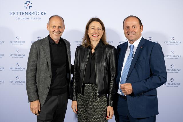  v.l.n.r. Kettenbrücke Geschäftsführer und Ärztlicher Direktor Dr. Michael Gabl, Kettenbrücke Geschäftsführerin und Verwaltungsdirektorin Mag. Annette Leja, LHSTV. Josef Geisler | Foto: Zimmermann/Streiter