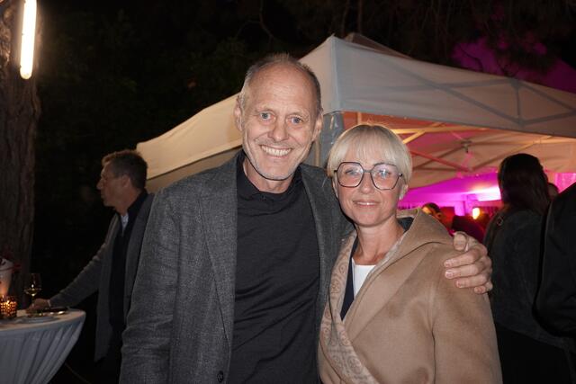 Geschäftsführer und Ärztedirektor Dr. Michael Gabl und Pflegedirektorin Petra Potocnik feierten gemeinsam mit den Mitarbeitenden und Gästen.  | Foto: Alicia Martin Gomez