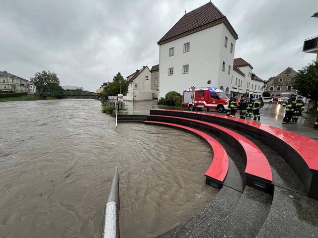 Die Einsatzkräfte im Bezirk Scheibbs kämpfen gegen die Hochwassermassen.