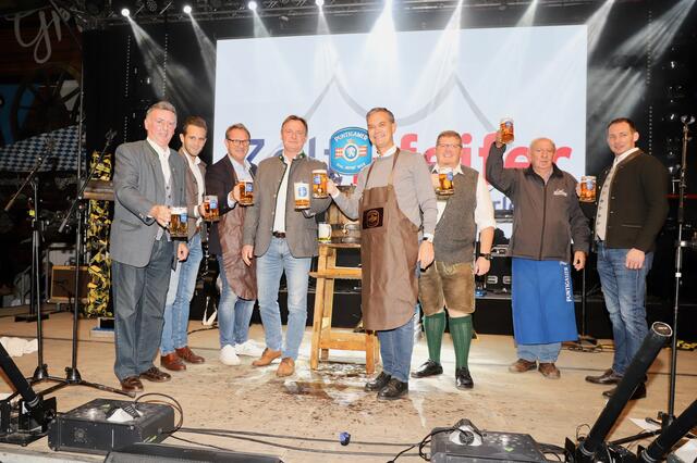 Mit dem offiziellen Bieranstich wurde das 55. Hartberger Oktoberfest in St. Johann in der Haide eröffnet. | Foto: Alfred Mayer