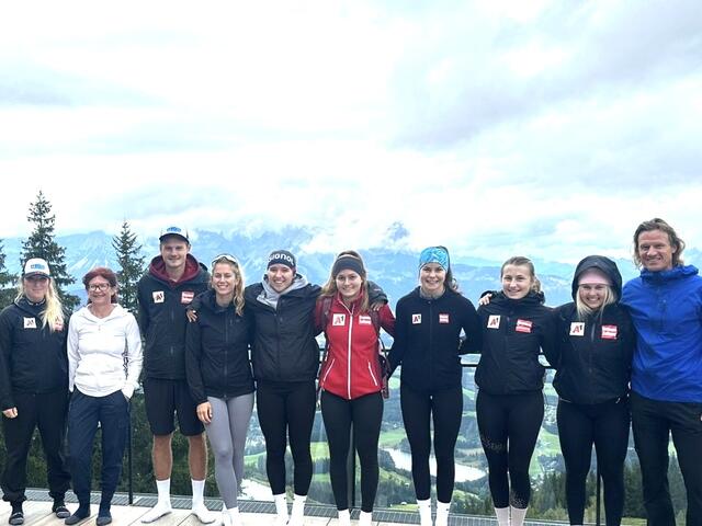 Hanna Hochrieser (Physio), Mental Gerlinde, Michi Rahm (Cheftrainer), Ines Kaufmann (Kondi Trainerin), Valentina Rings-Wanner, Leonie Raich, Natalie Falch, Angelina Salzgeber, Maja Waroschitz, Mario Weinhandel. | Foto: Ski Austria