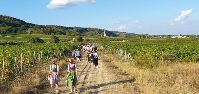 Viele Leute unterwegs - fesch die Damen auch im Dirndl | Foto: Philipp Steinriegler