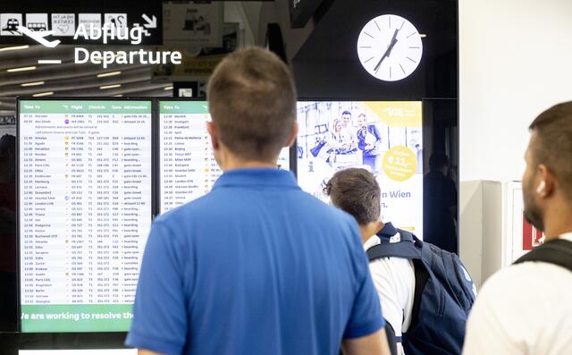 Am Flughafen Wien-Schwechat spürt man das Unwetter auch am Samstagnachmittag. Abflüge und Ankünfte verspäten sich zwischen 20 und 70 Minuten.  | Foto: TOBIAS STEINMAURER / APA / picturedesk.com