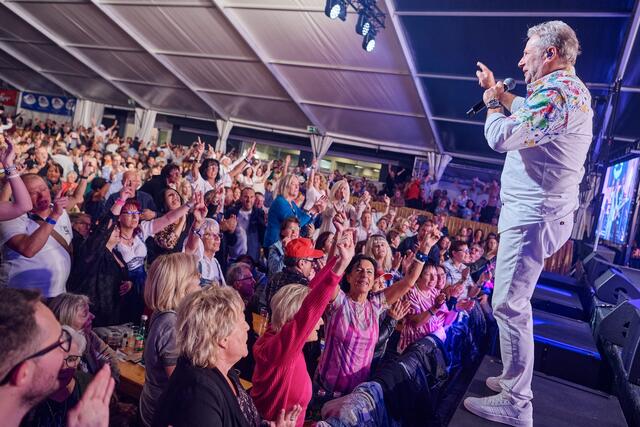 Gottfried Würcher heizt im Millstätter Festzelt das Publikum ein | Foto: Mathias Lauringer / SoulSpaceStudios