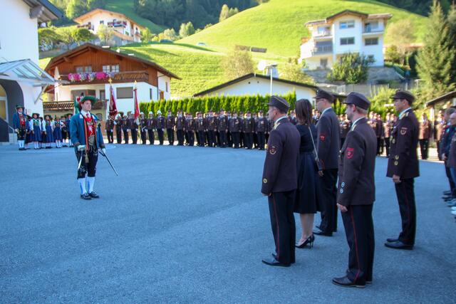Bundesmajor Alexander Haider bei der Meldung an Sicherheitslandesrätin Astrid Mair. | Foto: Fotos: LFV/Florian Jäger