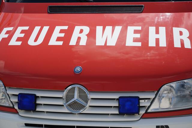 Die Freiwillige Feuerwehr Nassereith löschte den Klein-LKW, der bereits in Vollbrand stand. | Foto: Archiv/Reichel