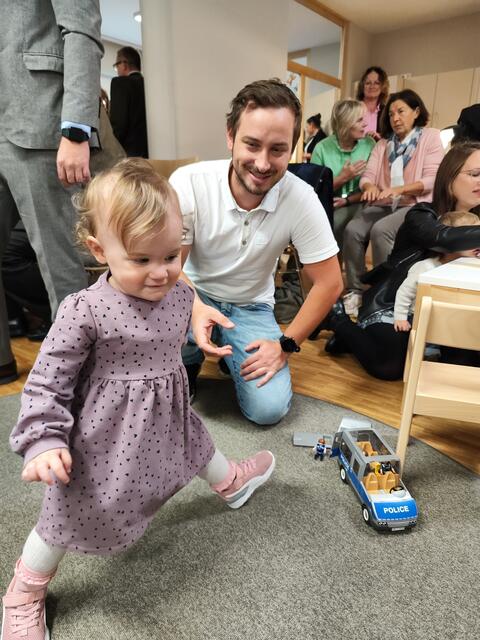 Krippenkind Lea spielte brav mit den Polizei- und Feuerwehrfahrzeugen während der Reden. | Foto: Birgit Lichtenberger