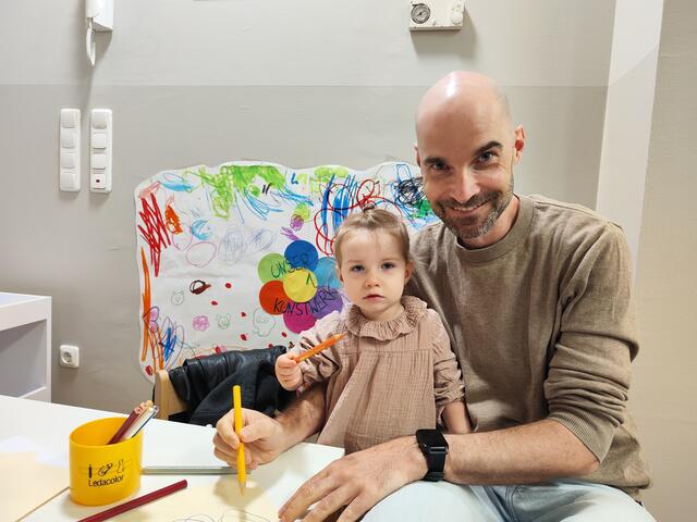 Krippenkind Annika malt bereits mit ihrem Papa. | Foto: Birgit Lichtenberger