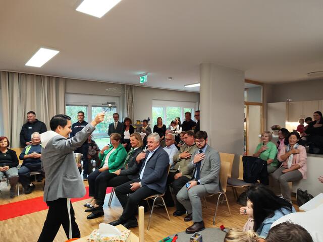 Alle Anwesenden und alle Räumlichkeiten wurden mit Weihwasser von Vikar Anton Nguyen gesegnet. | Foto: Birgit Lichtenberger