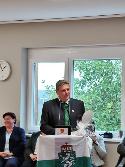 Bürgermeister Stephan Oswald bekommt auch selbst eine kleine Aufmerksamkeit. | Foto: Birgit Lichtenberger