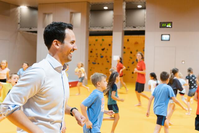 Vize- und Jugendstadtrat Christoph Wiederkehr (Neos) startet die nächste Runde der Kinder- und Jugendstrategie. In der ersten Phase wird eine Umfrage durchgeführt.  | Foto: Stadt Wien/ Lukas Fuchs