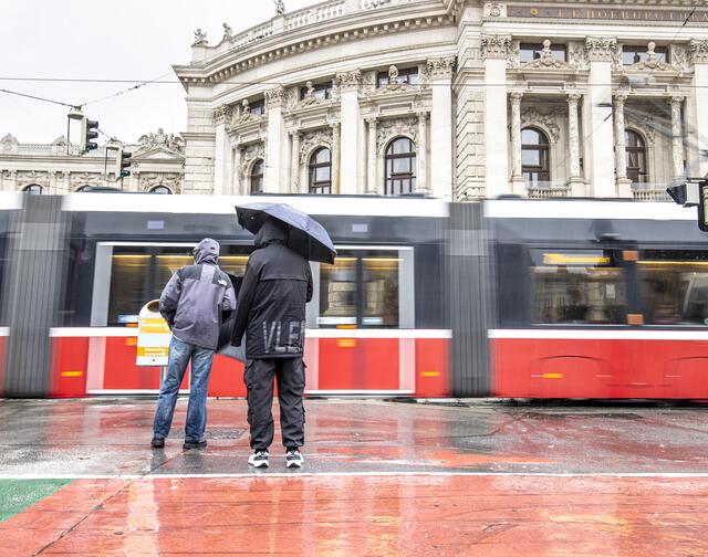 Auch der Betrieb der öffentlichen Verkehrsmittel ist aufgrund des derzeitigen Wetters beeinträchtigt. Die Wiener Linien informieren laufend über aktuelle Störungen.  | Foto: Tobias Steinmaurer / picturedesk.com 