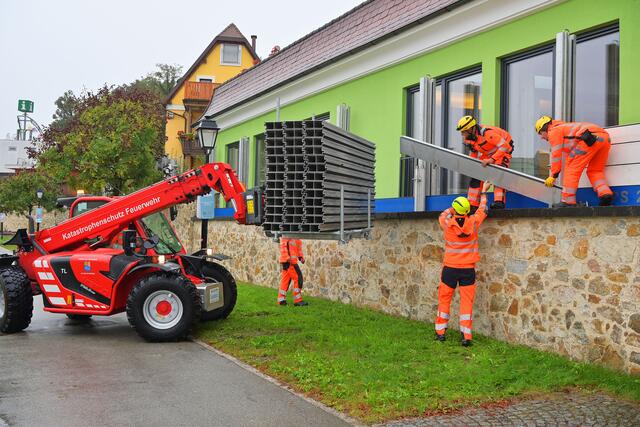Der Hochwasserschutz wurde vielerorts bereits aufgebaut – wie hier in Schärding.  | Foto: Manfred Fesl