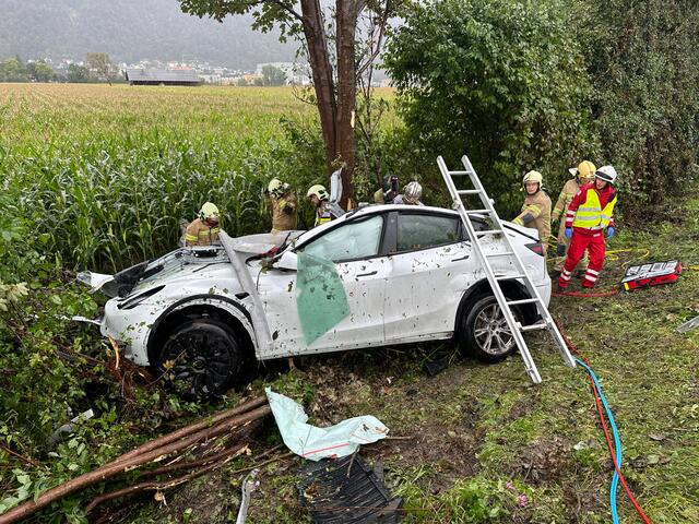 Der Lenker kam aus bislang ungeklärter Ursache von der Fahrbahn ab und blieb zwischen zwei Bäumen hängen. | Foto: Zoom Tirol