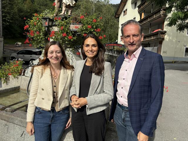 Die Imster Grüne Fatma Ayzit mit den beiden Nationaläten Barbara Neßler und Hermann Weratschnig. | Foto: Perktold