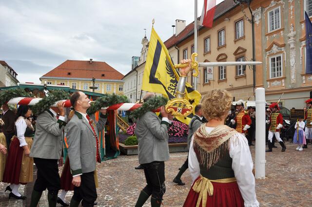 Die St. Veiter Marktfreyung wurde am Samstag, dem 14. September 2024 feierlich am Hauptplatz aufgestellt. 