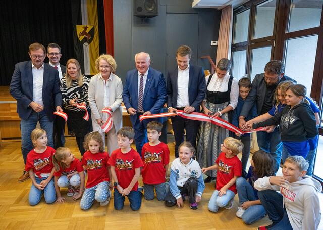 Bildungs-Landesrätin Christiane Teschl-Hofmeister (4.v.l.) und Bürgermeister Ernst Wendl (5.v.l.) mit Festgästen und Kindern bei der Eröffnung | Foto: NLK Pfeffer