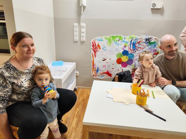 Krippenkinder Hannah und Annika mit Eltern in der Malecke. | Foto: Birgit Lichtenberger
