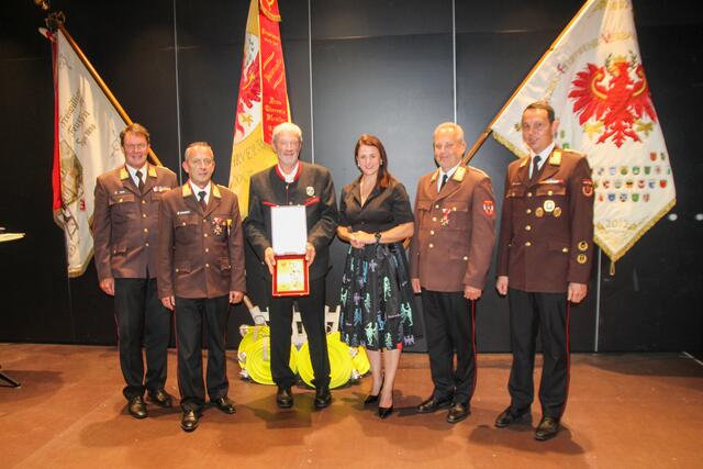 Hermann Spiegl, ehemaliger Landesleiter der Bergrettung Tirol, wurde die Florianiplakette überreicht. | Foto: Fotos: LFV/Florian Jäger