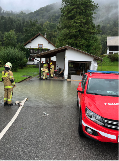 Auspumparbeiten der FF Hallein | Foto: Freiwillige Feuerwehr Hallein