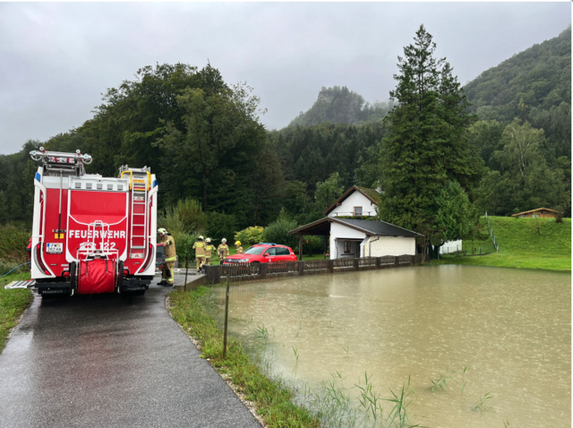 Kleinere Überflutungen machten den Einsatz der FF Hallein notwendig. | Foto: Freiwillige Feuerwehr Hallein