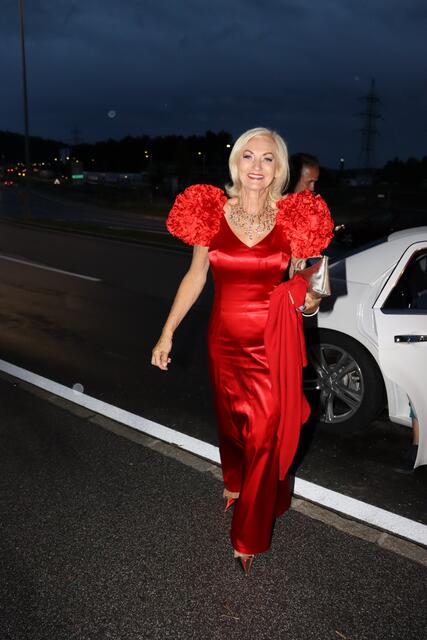 RIki Vogl trug erstmals bei einer Party goldene Prada-Schuhe. | Foto: Lederer