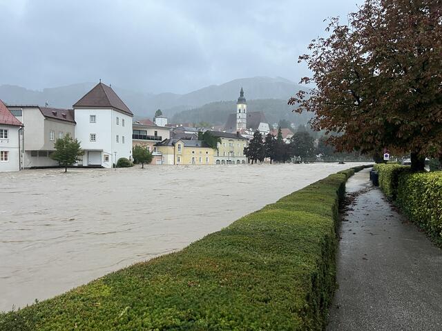 Hochwasser-Alarm: 550 Feuerwehrmitglieder mit 69 Fahrzeugen von 23 Wehren standen im Bezirk Scheibbs im Kampf gegen die Wassermassen im Dauereinsatz.