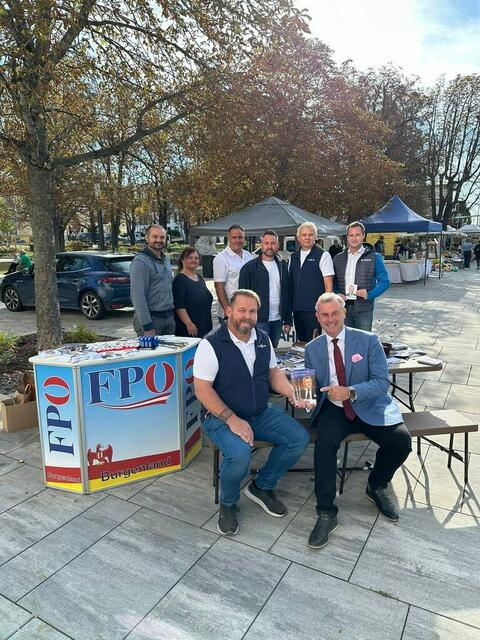 FPÖ am Oberwarter Wochenmarkt: Mario Hofer (Nationalratskandidat) und Norbert Hofer (vorne sitzend); Landtagsabgeordneter Markus Wiesler, Marina Rehling, Landesparteiobmannstellvertreter Thomas Karacsonyi, Christoph Theiler, Josef Fürbass (Nationalratskandidat) und Klubdirektor Thomas Grandits | Foto: FPÖ
