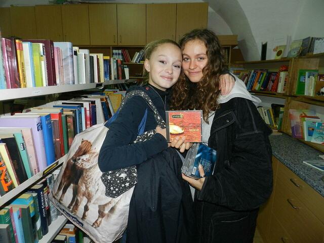 Linda, Klara Damböck fanden einige Musik DVD die sie schon lange suchen | Foto: Heribert Punz