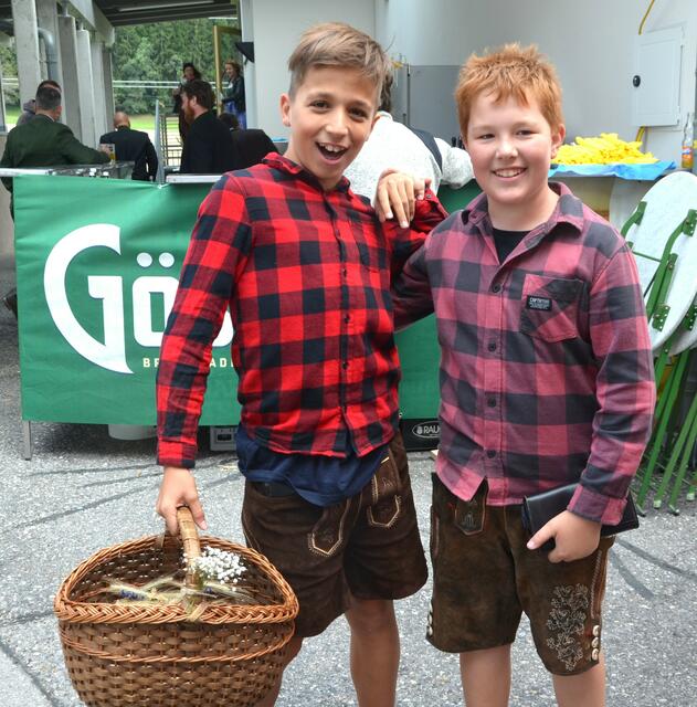 Boten auch Festzeichen an: Adrian und Mario