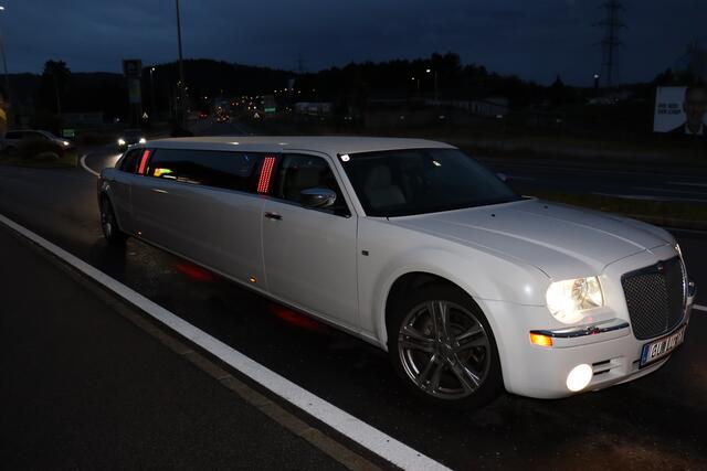 Das Geburtstags-Paar kam mit einer Stretchlimousine nach Köflach. | Foto: Lederer