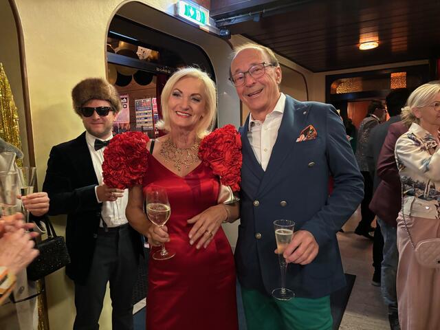 Mit 66 Jahren fängt für Riki und Albert Vogl das Leben an - zumindest ein Grund zum Feiern. | Foto: Almer