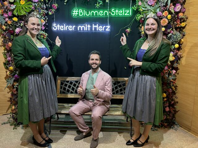 Die Steirischen Hoheiten Lea und Antonia mit Marcel Resch | Foto: RMA/Fischer/Gady