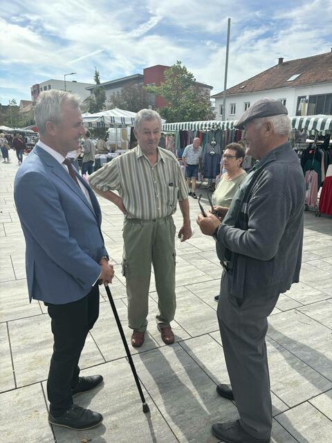 Dritter Nationalratspräsident Norbert Hofer suchte das Gespräch mit den Besucherinnen und Besuchern vom Wochenmarkt in Oberwart. | Foto: FPÖ
