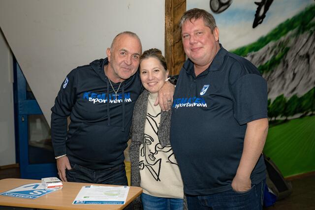 Arno Bucher (re.), Gattin Andrea und der neue Obmann Siggi Ostermann waren guter Laune. | Foto: Paul Weber