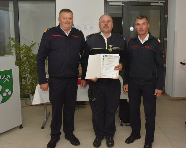 Gerald Dreisiebner bekam das Verdienstzeichen in 3. Stufe des BFV Weiz überreicht.  | Foto: Gerald Dreisiebner