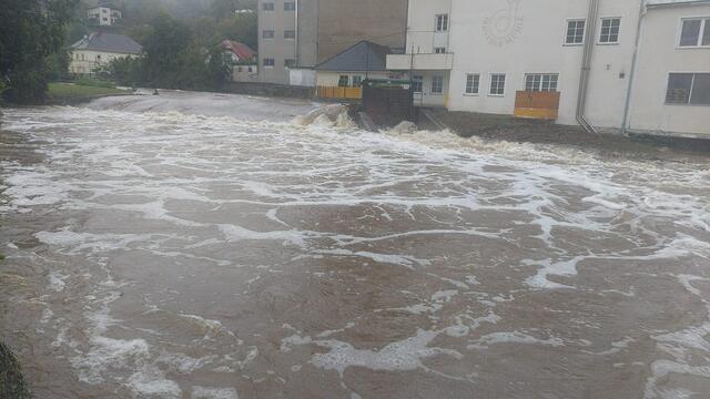 Stadt Perg: Mit zahlreichen Sandsäcken wurden Häuser und Teile des Stadtzentrums vor der Naarn geschützt. | Foto: Stadt Perg