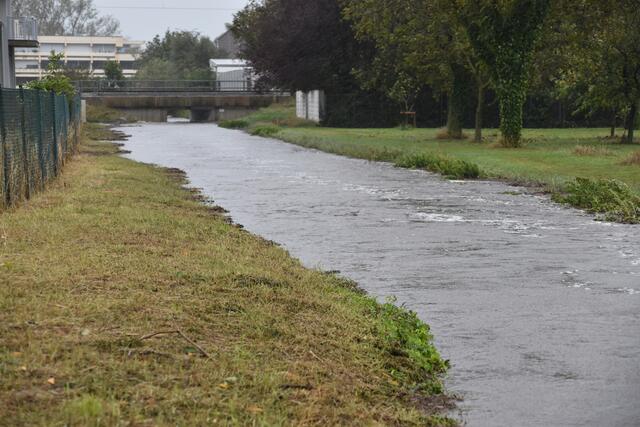 Ein sonst kaum wasserführender Bach ist in Purbach bereits massiv "angeschwollen". | Foto: Stefan Schneider