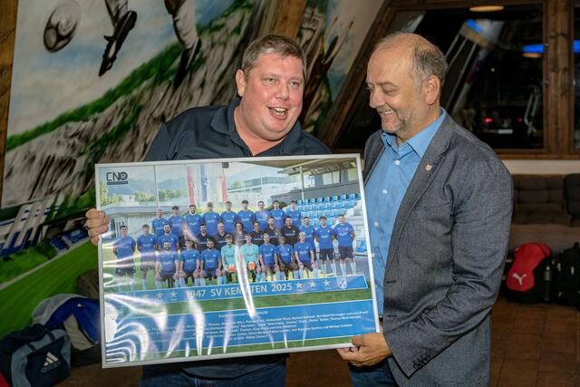 Abschied als Obmann, aber als Mann für alle Fälle bleibt Arno Bucher im Amt. Bgm. Klaus Gritsch dankte für die großen Verdienste. | Foto: Paul Weber