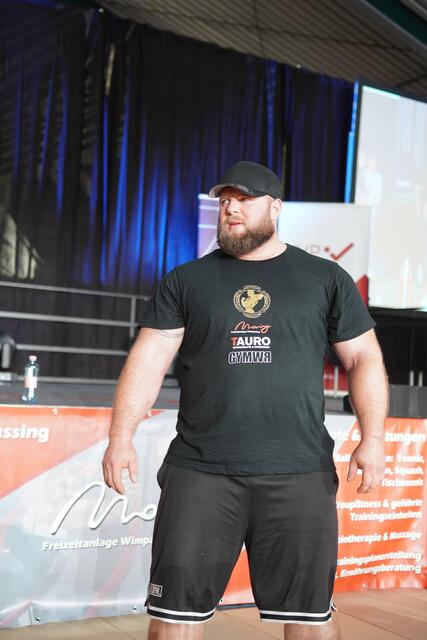 Strongman Peter Reinthaler ließ seine Muskeln spielen.