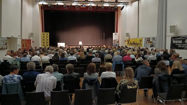 Die Hügellandhalle in St. Margrethen an der Raab war am Kabarettabend bestens gefüllt. | Foto: MeinBezirk/Hofmüller