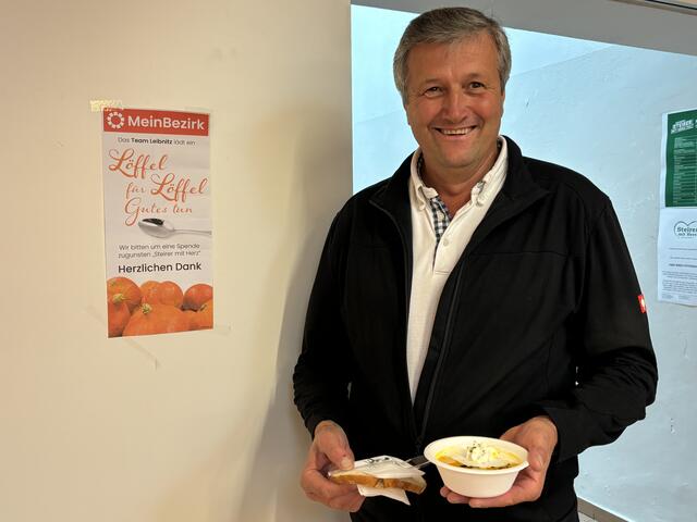 Auch Bürgermeister Johann Schmidt genoss eine Kürbiscremesuppe am MeinBezirk-Stand. | Foto: RMA/Fischer/Gady
