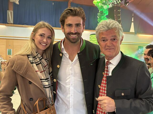 "Eisprinz" Charly Temmel (r.) mit Sohn Swen und Partnerin Vanessa | Foto: RMA/Fischer/Gady