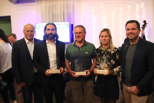 Die Gewinner und die Gewinnerin des erstmals vergebenen Streuobstpreises waren Marcel und Bianca Pomper, Ludwig Leitner und Michael Kertelics. Wieseninitiative-Obmann Andreas Grandits gratulierte (von rechts). | Foto: Martin Wurglits