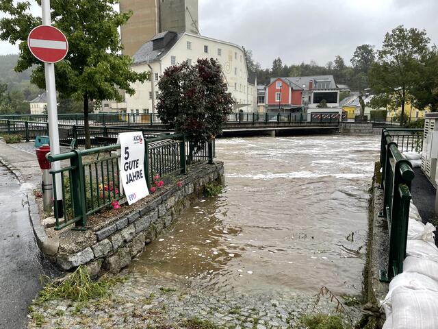 Die Naarn in Perg war in der Nacht von Samstag auf Sonntag über die Ufer getreten, Verklausungen mussten entfernt werden.  | Foto: Ulrike Plank