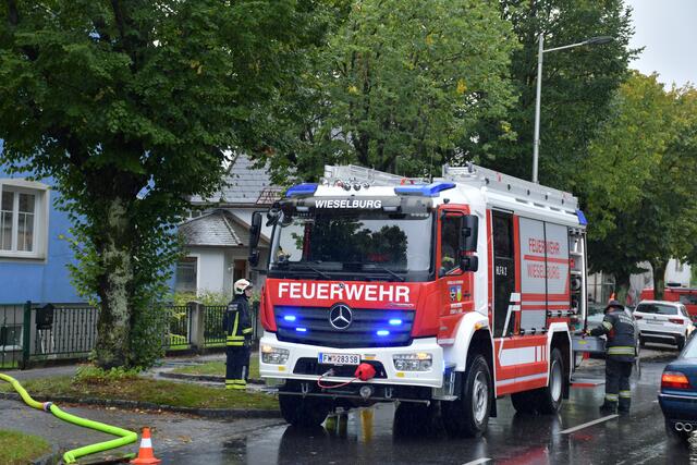 0 - Feuerwehr Wieselburg beim Auspumpen